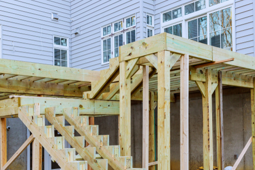 Who offers high-quality deck building in RI